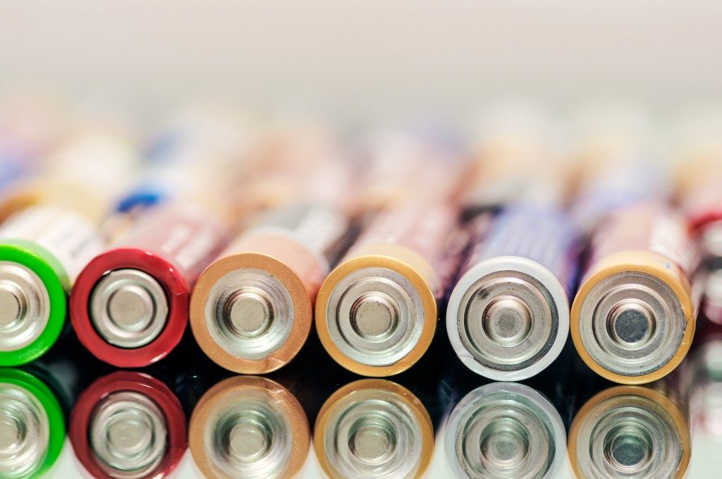 Colorful alkaline batteries