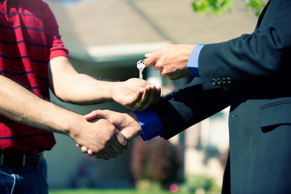 realtor handing over keys to new home