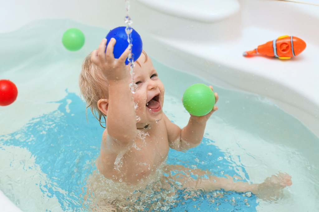 Child bathing in the tub