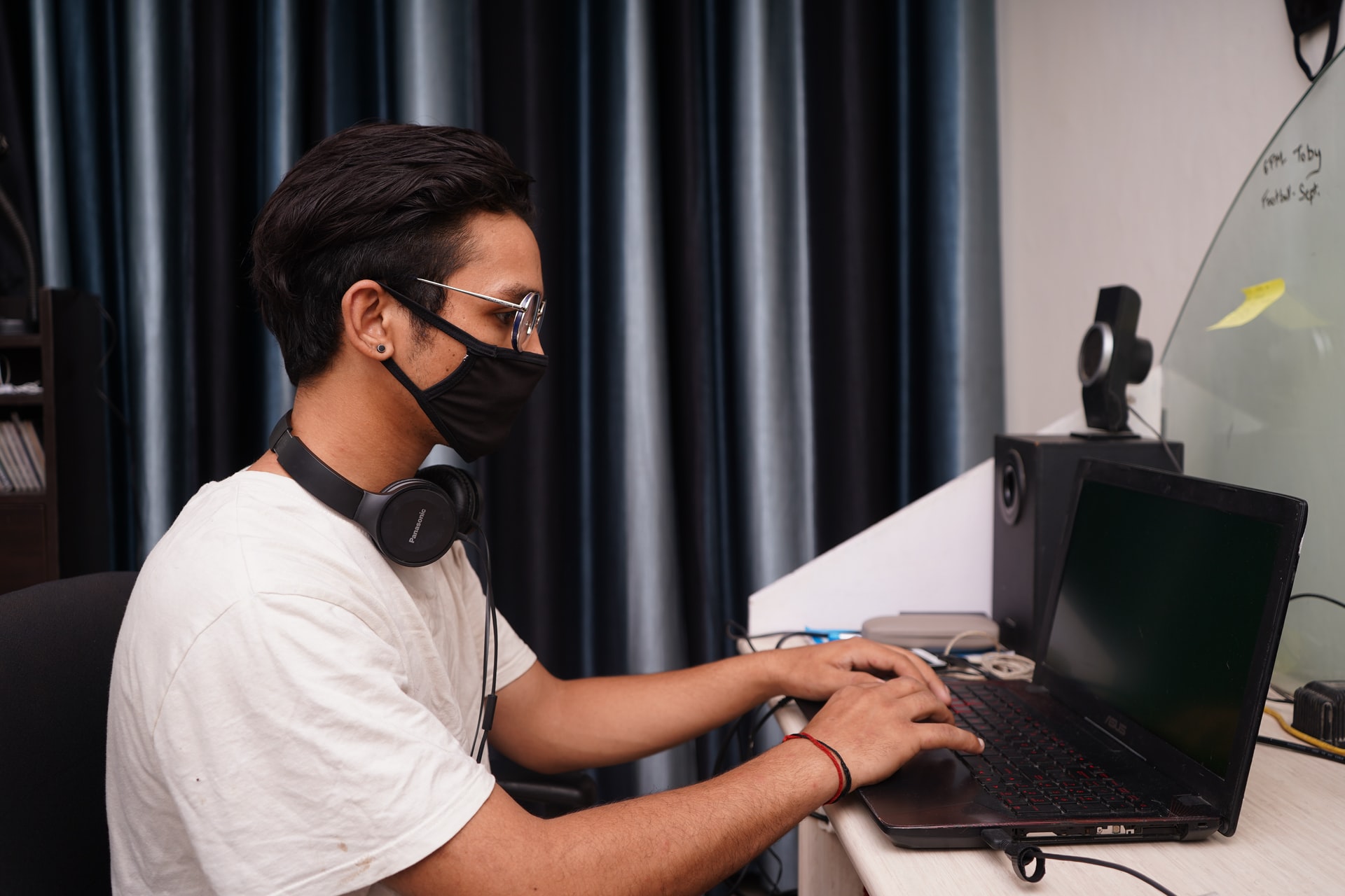 man-typing-on-his-laptop