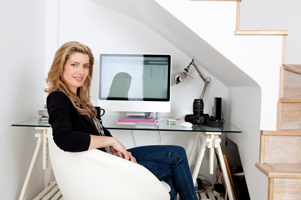 woman using her pc at home