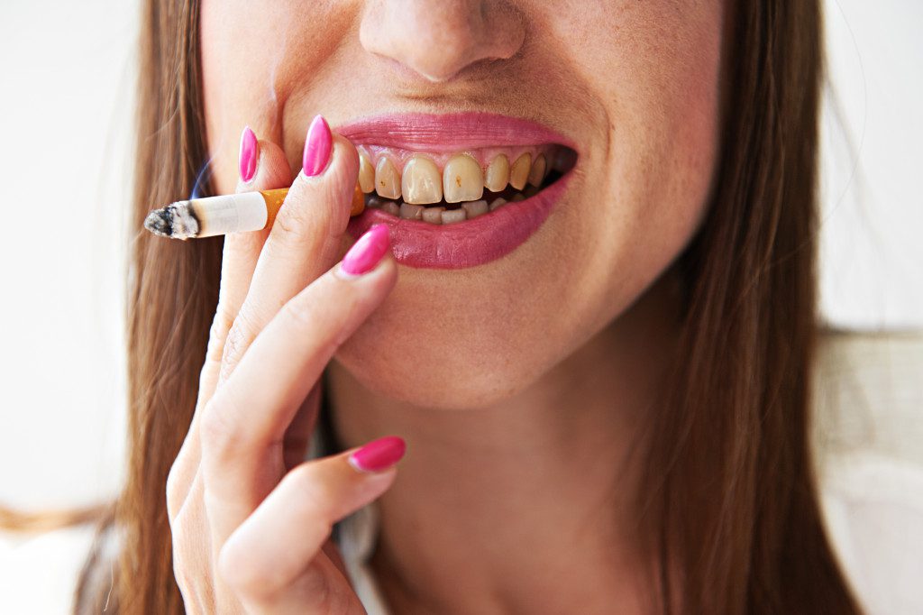 woman smoking with a bad teeth